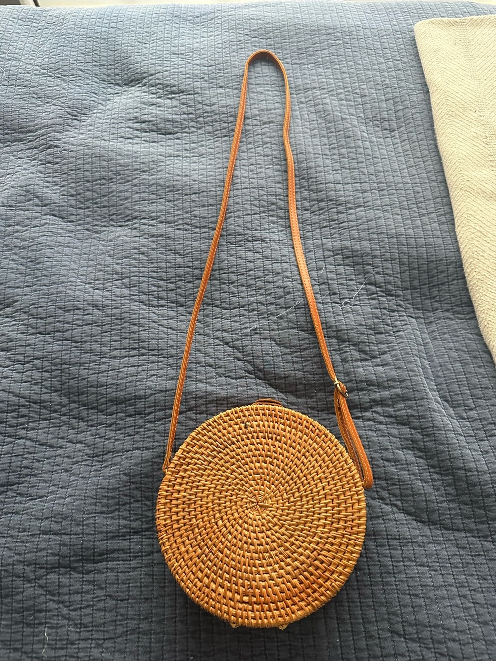 Round Woven Crossbody Bag in Tan Straw